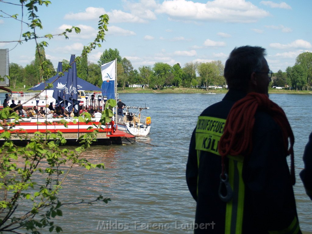Motor Segelboot mit Motorschaden trieb gegen Alte Liebe bei Koeln Rodenkirchen P005.JPG